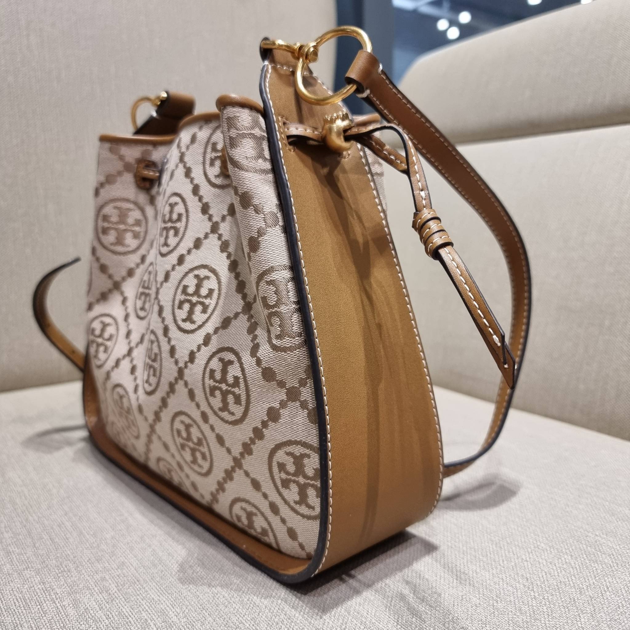 TORY BURCH T MONOGRAM JACQUARD BELL BAG คอลเลคชั่นใหม่ กับกระเป๋าลายโมโนแกรมยอดฮิต ที่มาในรูปทรงดีไซน์สวยเก๋ ชิคๆคูลๆ รับรองว่าไม่มีเกร่อ ตัวกระเป๋าทรงเหลี่ยม รูปเก็บทรงได้ในส่วนของปากกระเป๋า หรือไม่รูด ก็ได้ความสวยไปอีกแบบ วัสดุผ้า jacquard ตัดสลับหนังแท