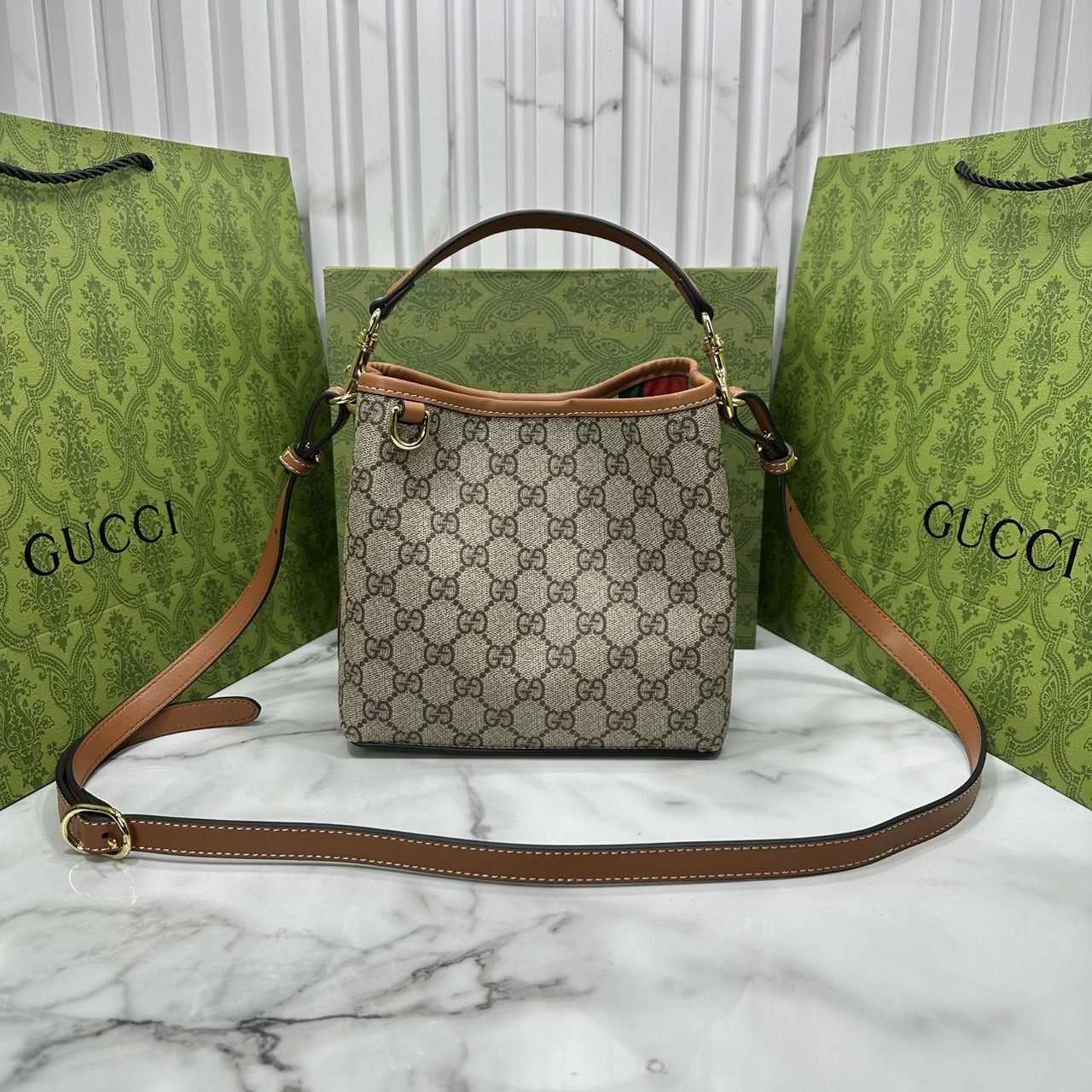 7.5" ORI หนังแท้ | Gucci GG Emblem small bucket bag กระเป๋าสะพายทรงบัคเก็ตใบเล็ก คอลใหม่ตีความประวัติศาสตร์แห่งความสง่างามและงานฝีมือของแบรนด์ขึ้นใหม่