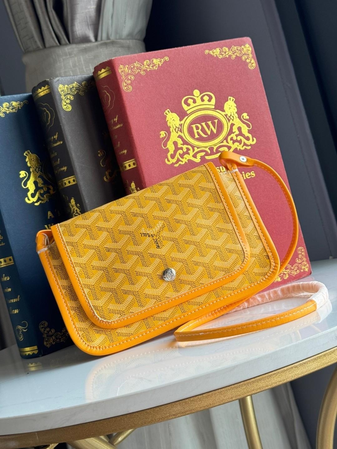 Goyard Plumet Rocket Wallet กระเป๋าสะพายใบเล็กกะทัดรัด ดีไซน์กระเป๋าสตางค์ มีช่องเพียงพอสำหรับใส่ธนบัตร เงินสด เอกสารต่าง ๆ