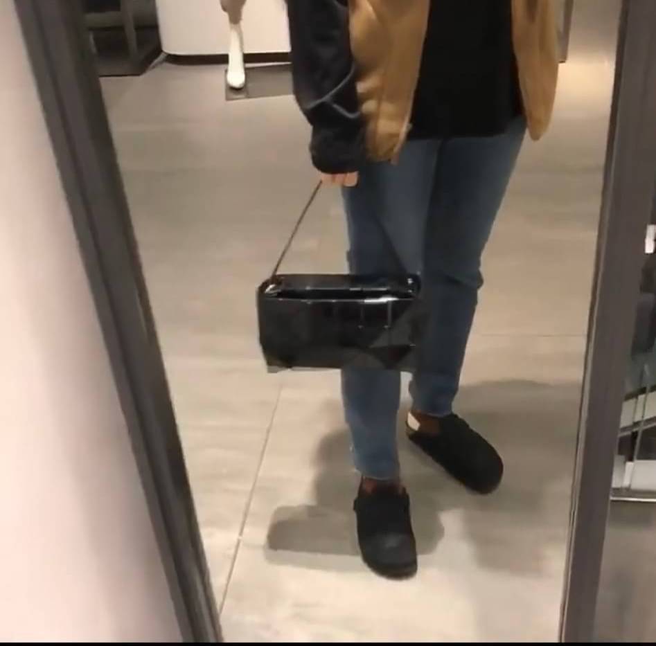 BAOBAO Issey Miyake CARTON GLOSS SHOULDER BAG มาในไซส์ขนาดกะทัดรัด โดดเด่นด้วยดีไซน์อันเป็นเอกลักษณ์ของแบรนด์ ที่สำคัญน้ำหนักเบา