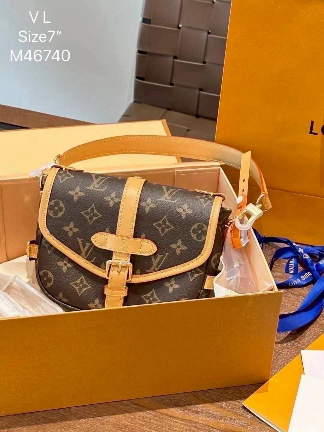LV Saumur BB Monogram Canvas Bag กระเป๋าดีไซน์คลาสสิคแฝงดีเทลความหรู ร่วมสมัยคงเอกลักษณ์ดั้งเดิม รูปทรงอานม้าและหัวเข็มขัด