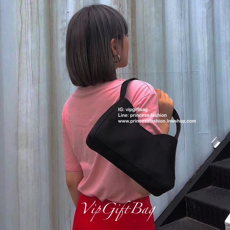 สไตล์คล้องแขนรุ่นใหม่ จากแบรนด์ Prada ขนาดกะทัดรัด แต่ใส่ของได้เยอะคะ ใสกระเป๋าตังยาว ได้สบายๆคะ จะคล้องมือ คล้องแขน สะพายไหล่ แบบไหนก็สวยหรูเหมือนกันคะ ทรงออกแบบมาเพื่อ สาวๆเลยคะ สวยหรูดูแพงมากคะ ทางร้านคอนเฟริมเลยคะ ด้านข้างมีโลโก้แบรนด์ สะดุดตา ดูแพงมา