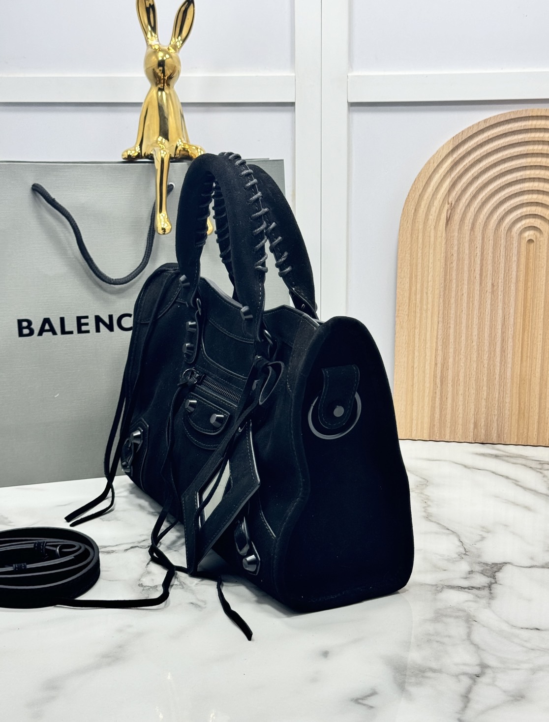 ORI หนังแท้ | Balenciaga Le City suede bag 30cm กระเป๋าถือ/สะพายข้างดีไซน์โดดเด่นสวยเท่ล้ำสมัย ใหม่ล่าสุดงานหนังกลับที่สุดแห่งความไอคอนิกไม่เหมือนใคร มีกิมมิคและลูกเล่นแพรวพราว