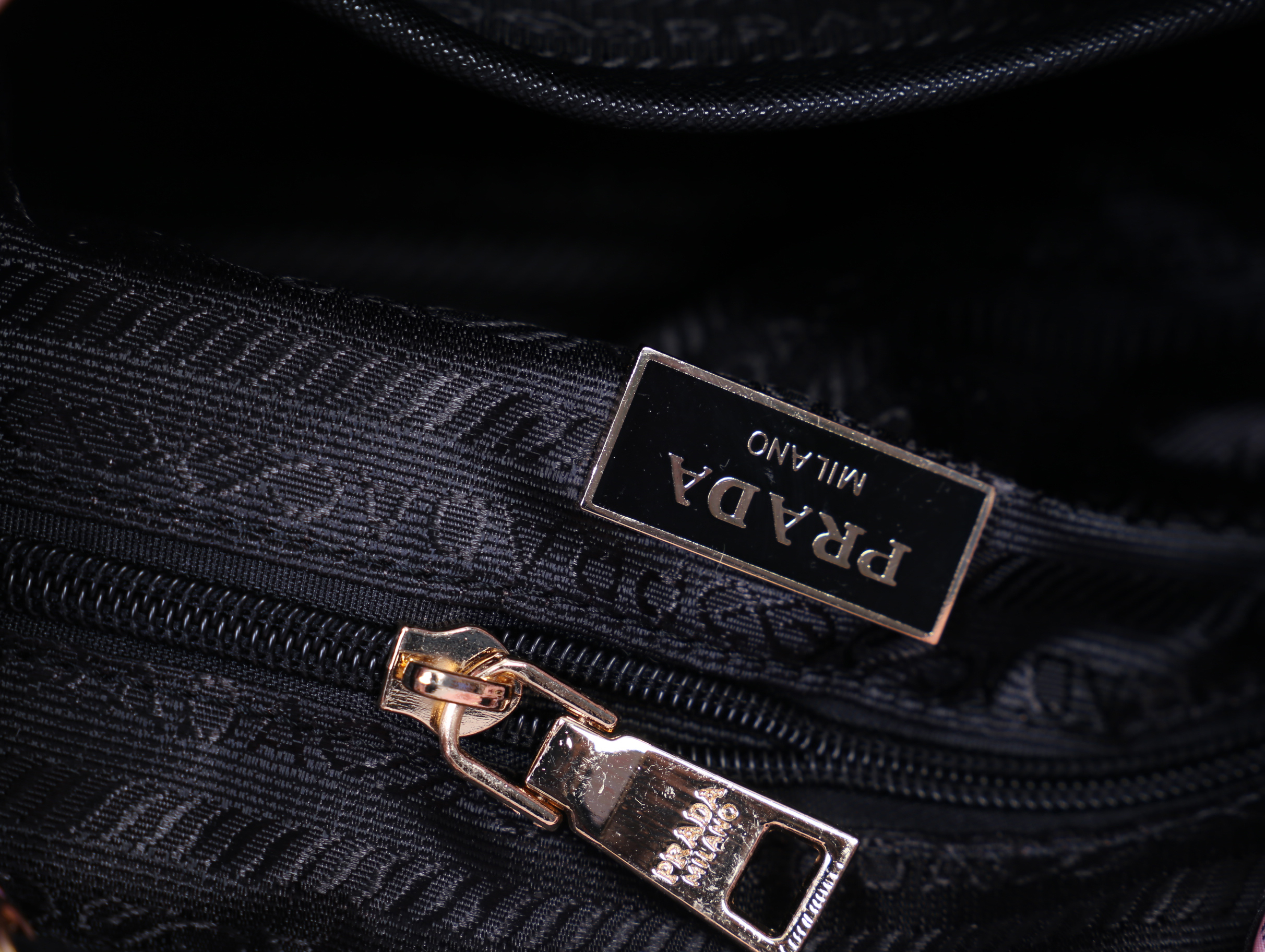 Prada bucket bag Premium gift New in! กระเป๋าถือหรือสามารถสะพายข้าง ทรงขนมจีบ สุดน่ารักดีไซน์ใหม่ super cute! วัสดุ nylon เนื้อหนา อะไหล่ทองด้านหน้ามีโลโก้แบรนด์ พร้อมช่องซิป กระเป๋า เปิดปิดแบบ drawstring ภายในกระเป๋าโล่ง ใส่ของได้จุ พร้อมสายยาวลาย saffia