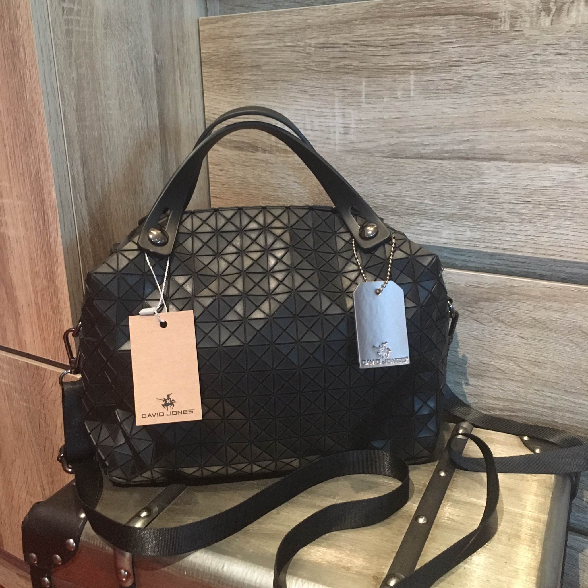 สินค้าขายดีที่สุด ทรงยอดฮิต จากแบรนด์ David Jones สวย น่ารัก ขนาดตอบทุกโจทย์การใช้งาน เห็นแล้วหลงรักเลยคะ ตัวกระเป๋าขนาดกำลังดี จุของคุ้ม สวยมาก ดูแลรักษาง่าย พร้อมสายสะพายยาว ภายในมีช่องซิป และช่องใส่ของจุกจิก 2 ด้าน เลยค่า มีถุงผ้าแบรนด์ให้คะ