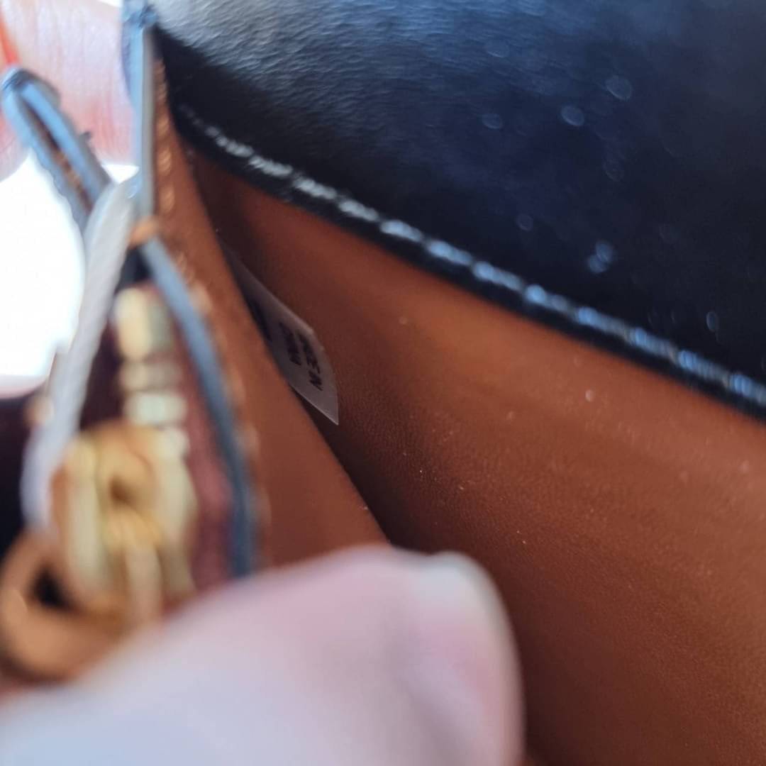 TORY BURCH ELEANOR SMALL CONVERTIBLE SHOULDER BAG ฮอตไอเท็ม รุ่นนี้ขายดีขายหมด สวยหรู คุณหนู ผู้ดี!! หายากมากแล้วน้า กระเป๋าสะพายข้าง ดีไซน์อยู่ทรง ขนาดกำลังสะดวกใช้สำหรับสาว วัสดุหนังแท้เต็มใบ สีทูโทน เปิด-ปิดด้วยแถบแม่เหล็ก ภายในแบ่งสัดส่วนได้เป็นอย่างด