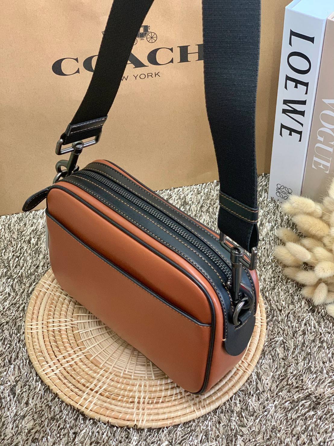 3สีเข้าใหม่งานคุณภาพอีกแล้วคับท่านน ทั้งสี ทั้งหนังสวยมากๆค่าา!! COACH GRAHAM CROSSBODY BAG ((39946)) พร้อมส่ง! กระเป๋าสะพายแบบครอสบอดี้ร์ ใช้ได้ทั้งชาย//หญิง หนังแท้อย่างดี เรียบหรูค่ะ ด้านหน้ามีช่องซิปซ่อนให้หนึ่งช่อง ช่องซิปหลักกว้าง ใส่ของจำเป็นได้ครบ