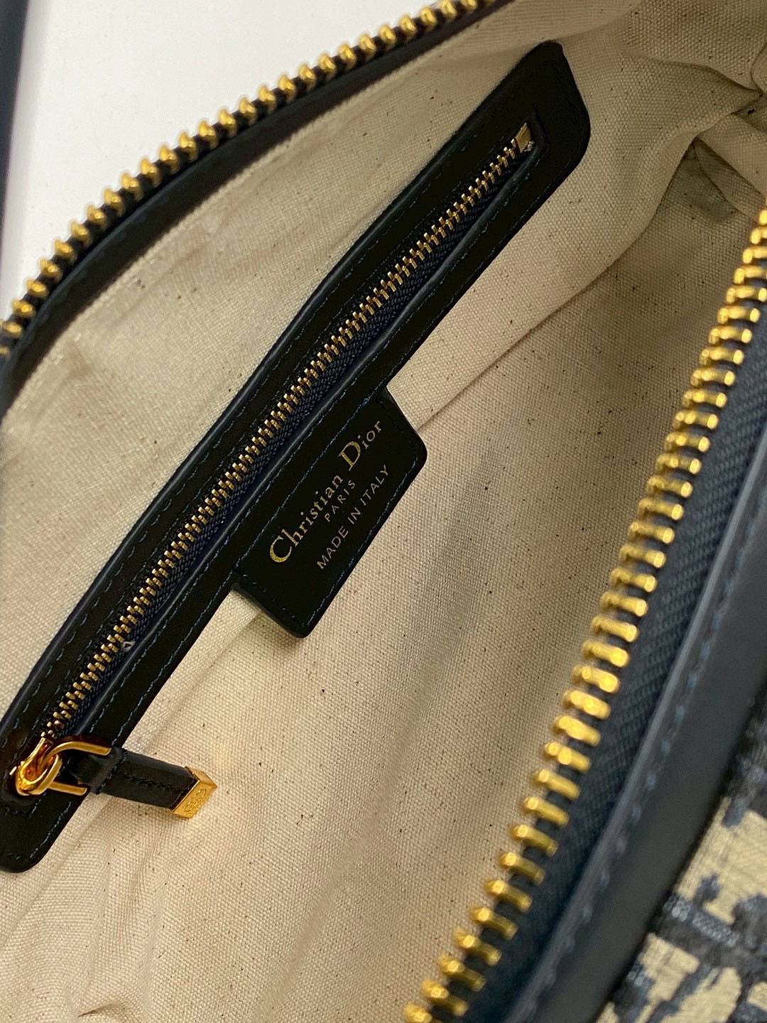ORI หนังแท้ | DIOR Medium D-Journey Bag Blue Dior Oblique Jacquard กระเป๋าสะพายโฮโบทรงสวย รุ่นใหม่ล่าสุด ดีไซน์เรียบหรูลัคชูที่สุด มาพร้อมสายสะพาย2เส้นคู่แบบใหม่สุดเก๋ เป็นไอเท็มที่ควรมีไว้ติดบ้านอีกใบเลยน้า