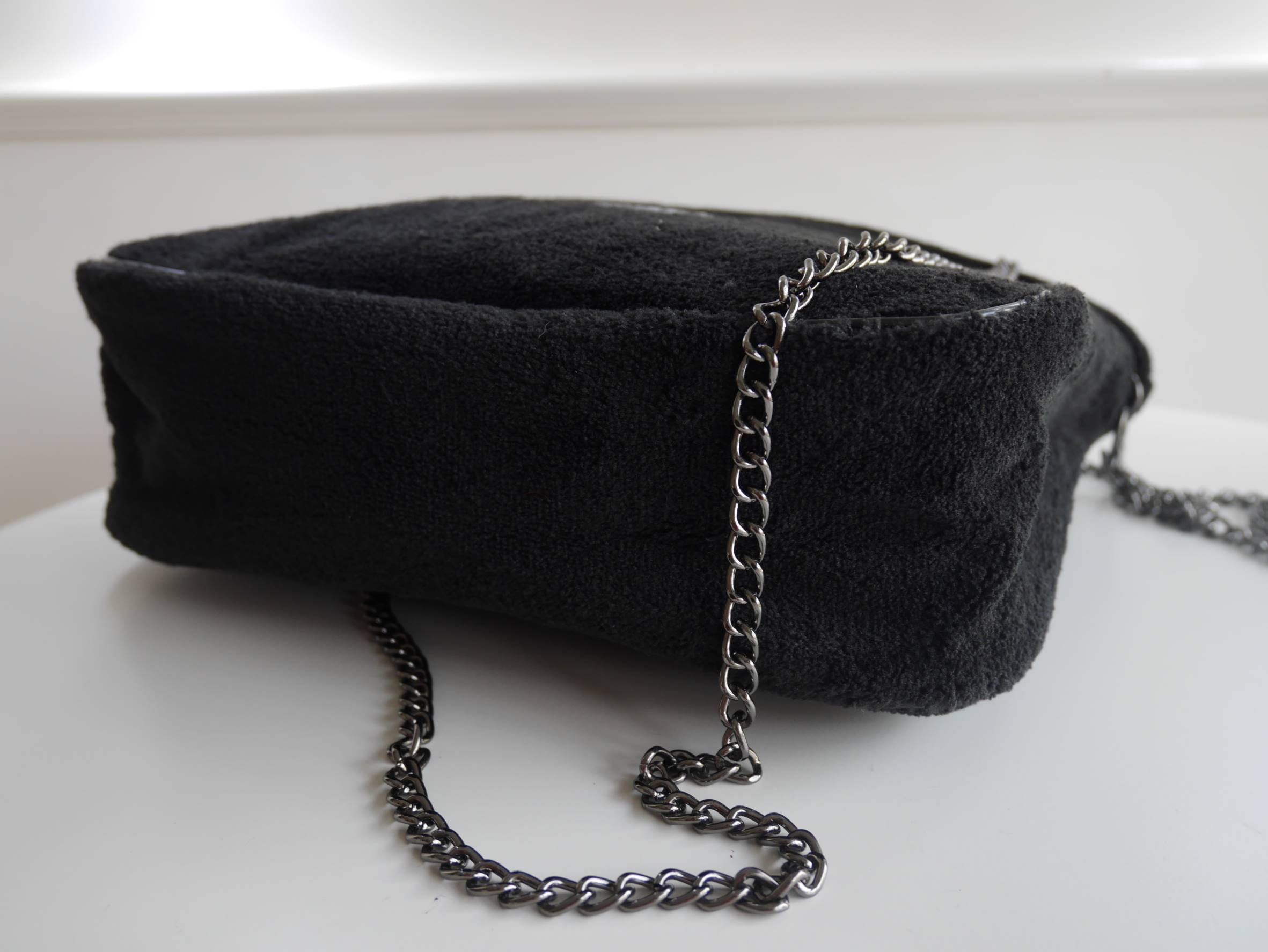 Best Seller! กระเป๋าสะพาย CHANEL PERFUME CROSSBODY BAG ของสมนาคุณจาก เคาเตอร์แบรนด์ดัง CHANEL เปิด/ปิด ด้วยซิบ มาพร้อมสายโซ่ที่ถอดได้ ด้านในซับกันน้ำ ที่จับรูดซิปเก๋ ปั้มแบรนด์ CHANEL ขนกระเป๋านุ่มเวอร์ จุของได้เยอะ ใช้เป็นกระเป๋าใส่เครื่องสำอางค์ ใช้ถือ