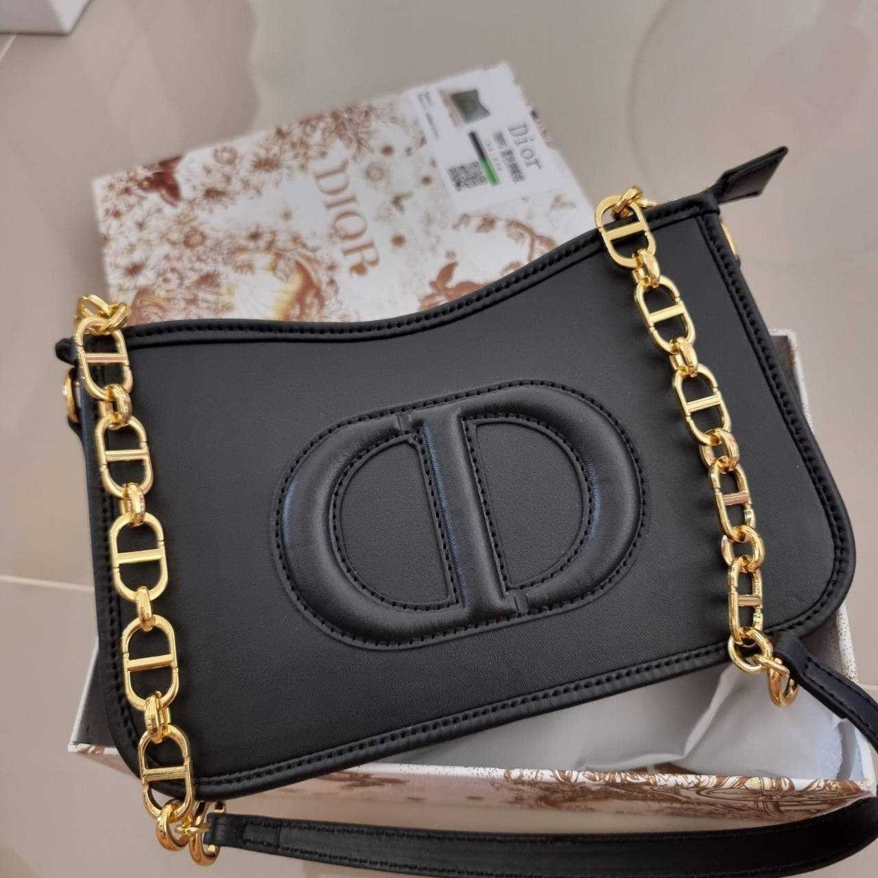 CD SIGNATURE HOBO MINI BAG กระเป๋าสะพายซิกเนเจอร์ โดดเด่นด้วยโลโก้เอกลักษณ์ เกรดออริ 1:1 ใช้งานต่างประเทศได้