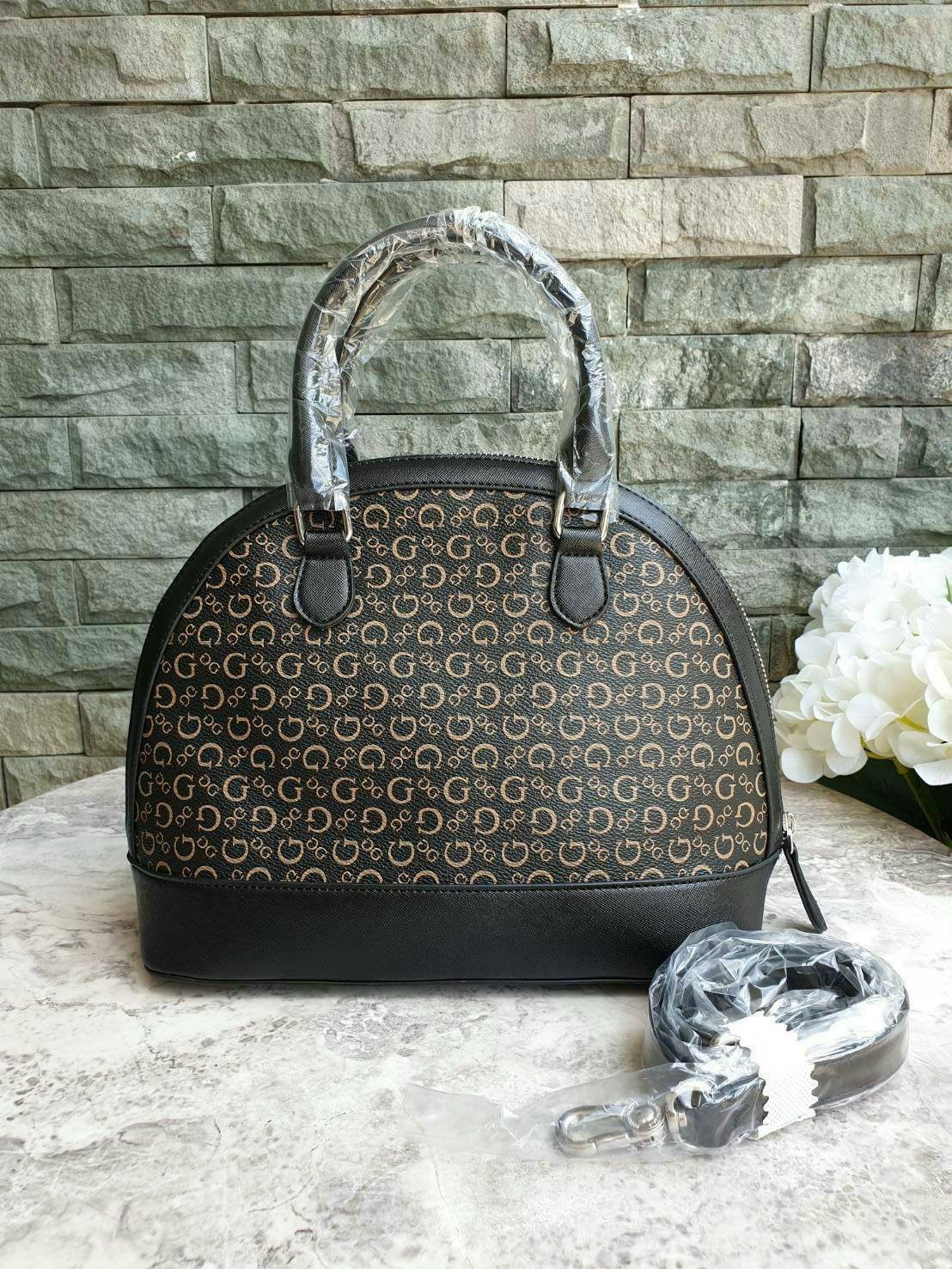 Guess Group Agata Dome Bag กระเป๋ารุ่นใหม่ล่าสุด!!! อวดไอเทมแสนเก๋กับกระเป๋าทรงโดม ทรงยอดนิยม สวยคลาสสิค สุดน่ารัก พิมพ์ลายรอบใบ วัสดุ Saffiano PU คุณภาพดี นิ่ม น้ำหนักเบา ด้านหน้าประดับด้วยโลโก้แบรนด์สวยโดดเด่น เปิดปิดด้วยซิปสะดวกใช้ ด้านในโล่งกว้างมีช่อ