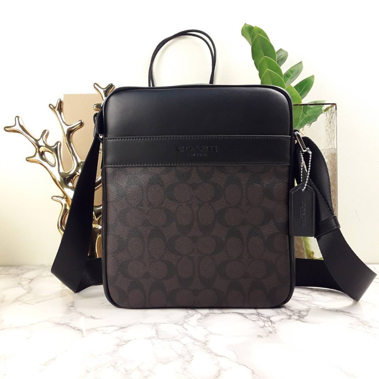 อมตะ ฆ่าไม่ตายจริงๆ กับรุ่นนี้!!😎//>>COACH CHARLES FLIGHT BAG(F54788)🍁สะพายข้าง ทรงสวย เป็นอีกรุ่น ที่ฮิตตลอดกาลไปเรียบร้อยแล้ว//วัสดุหนังแคนวาส สลับหนังแท้อย่างดี // ใช้ได้ทั้งชายและหญิง Unisexสุดๆ ใช้งานง่าย ทรงกล่อง จะสะพายเที่ยว 