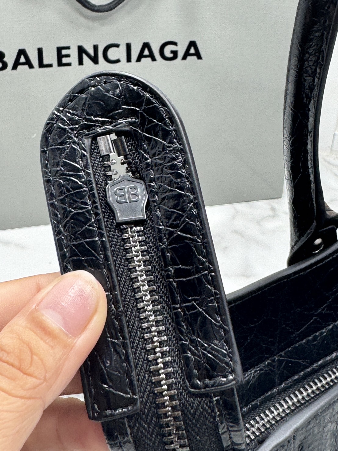 ORI หนังแท้ | Balenciaga Le City Bag East-west Bag 32cm กระเป๋าถือ/สะพายข้างทรงยาวดีไซน์โดดเด่นสวยเท่ล้ำสมัย ที่สุดแห่งความไอคอนิกไม่เหมือนใคร มีกิมมิคและลูกเล่นแพรวพราว