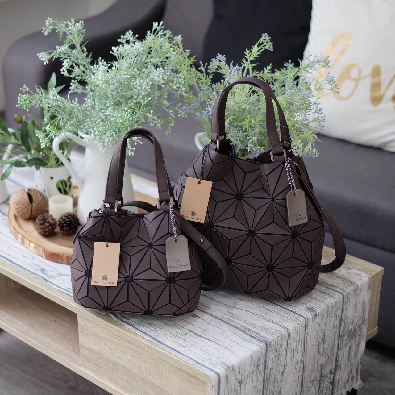 New Collection ka ' Matte Color ' ✨✨ สีด้าน มีให้เลือกถึง 4 สี 🍭🍭แถมยังลาย Limited edition หายาก 👍ปรับทรงได้ 2 แบบ น่ารักมาก จากแบรนด์ David Jones กระเป๋าสะพายข้างดีไซน์เกร๋มาก สีสวยหรูมาก ขนาดกะลังดีเลย น้ำ