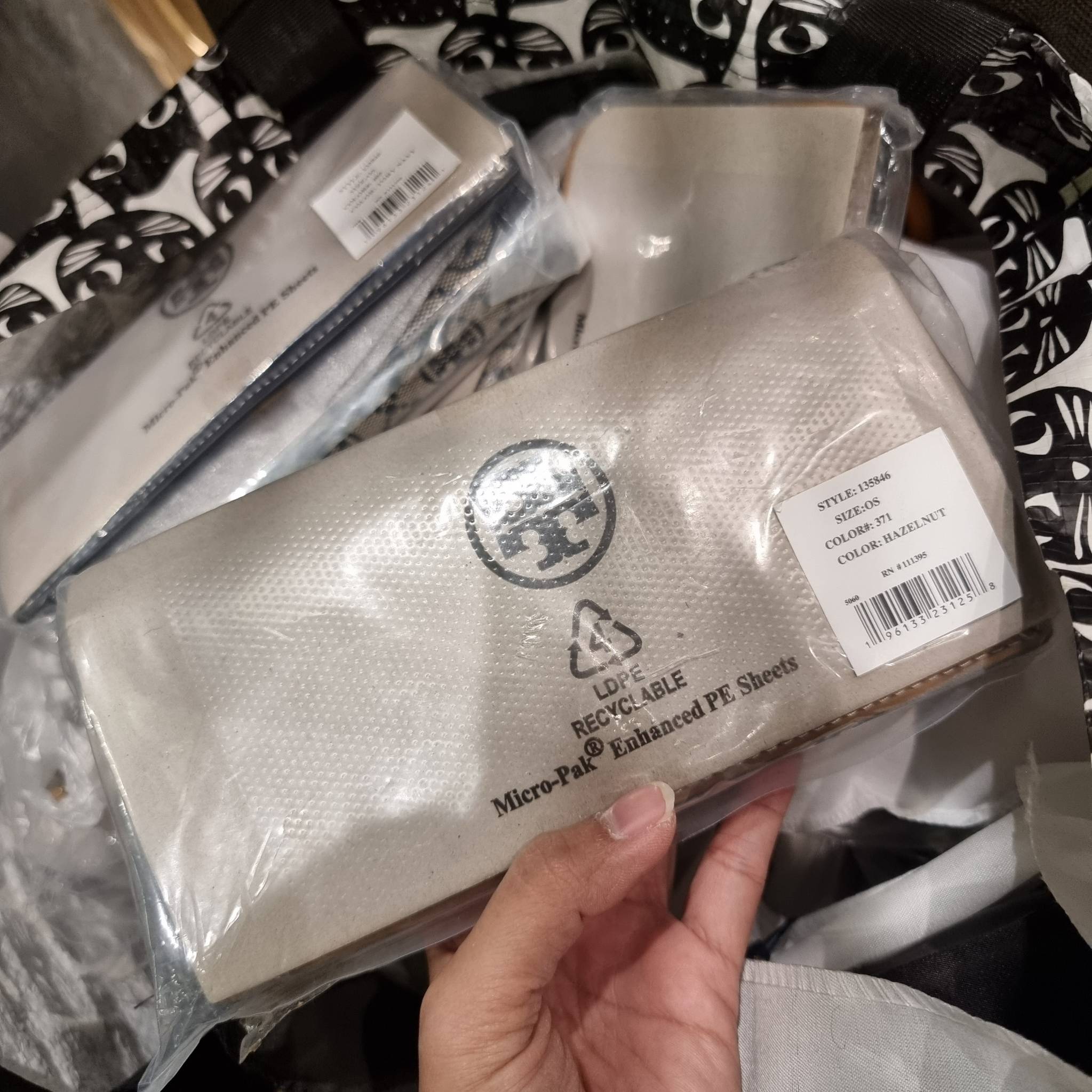 TORY BURCH T MONOGRAM JACQUARD CROSSBODY WALLET best seller ของคอลเลคชั่นนี้ ต้องไม่พลาด กับกระเป๋าสะพายกึ่งกระเป๋าสตางค์ ที่ช่วยให้ชีวิตง่ายขึ้น วัสดุผ้า jacquard ตัดสลับหนังแท้ เปิด-ปิดแบบฝาปิดแม่เหล็ก ภายในใส่ธนบัตรได้ มีช่องใส่บัตร และยังมีช่องซิปอีกด