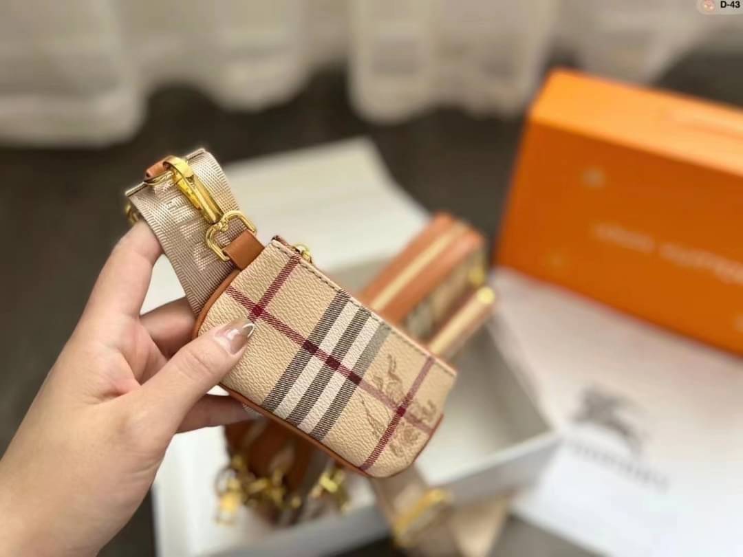 BURBERRY VINTAGE BAG / Burberry Crossbody Bag / Burberry Vintage Check And Leather Crossbody Bag กระเป๋าสะพายลายวินเทจ สวยคลาสสิก รุ่น unisex ใช้ได้ทั้งชาย/หญิง มาพร้อมใบเล็กน่ารัก โทนสีใช้งานง่าย หลายโอกาส