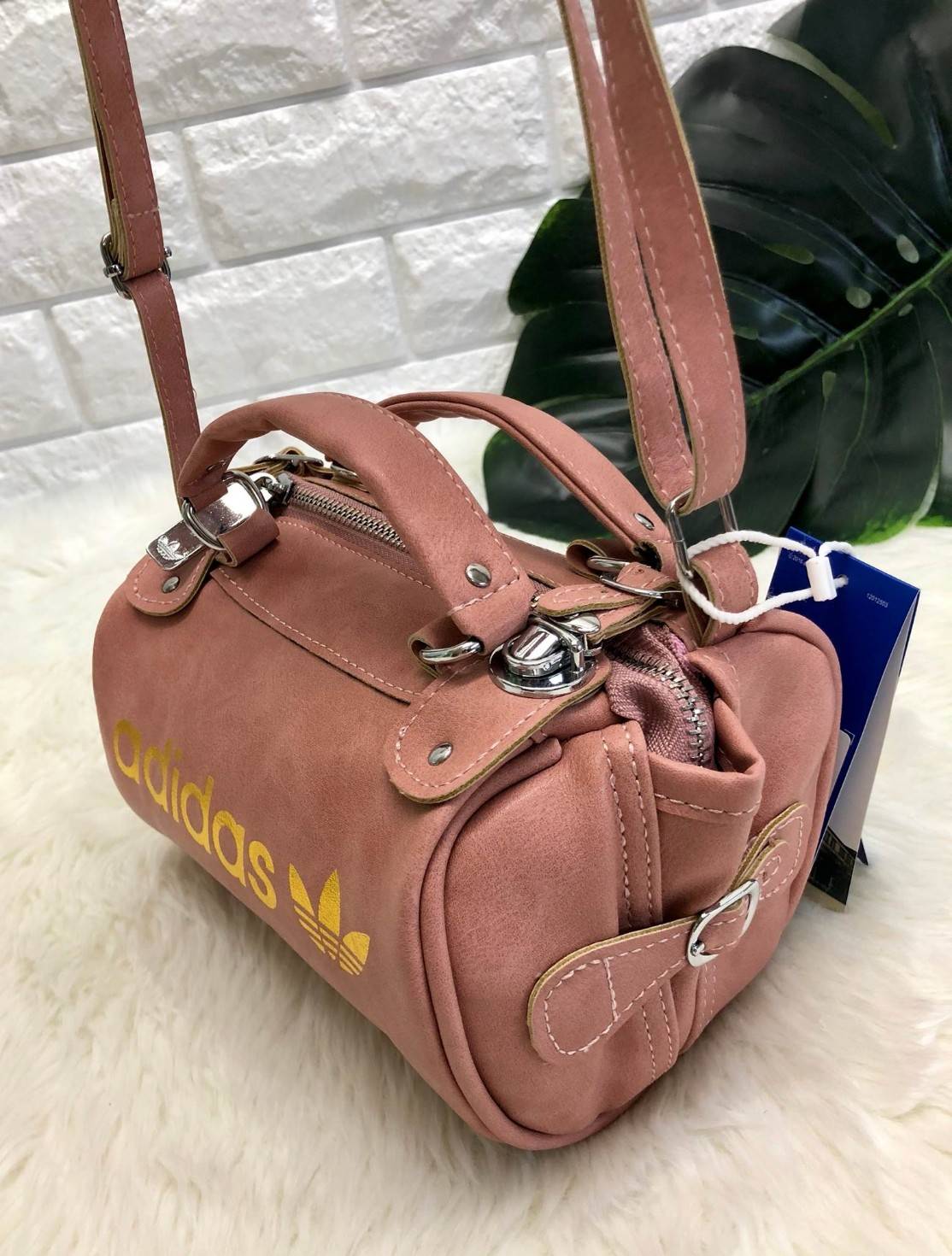 Adidas mini shoulder bag and messenger bag 2018 พร้อมส่งล็อตราคาพิเศษ พร้อมสีใหม่ล่าสุด !! กระเป๋าสะพายข้างแนว Sport วัสดุ pu หนังนิ่ม น้ำหนักเบาค่ะ ใช้ได้ทั้งด้านหน้าและหลัง ตัวกระเป๋าสกรีนโลโก้แบรนด์ เปิดปิดกระเป๋าแบบซิป ภายในโล่ง กว้างสามารถใส่มือถือได