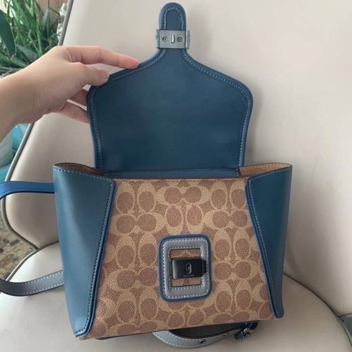 COACH COURIER CARRYALL 23 IN COLORBLOCK SIGNATURE CANVAS พร้อมส่ง 7 แบบ พร้อมส่ง ลุคดูไฮสุดๆค่ะ! กระเป๋าสะพายหนังหรูหราและคลาสสิค หนังแท้ชั้นดีที่สุด น้ำหนักเบา หนังสวยมากก สัมผัสแล้วหลงรักแน่นอนจ้าา😘