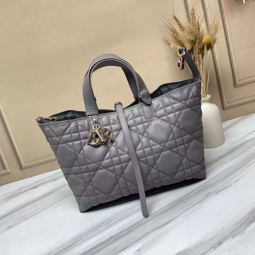 MEDIUM 30cm DIOR TOUJOURS BAG Macrocannage Calfskin / DIOR Tote Bag ออริ 1:1 พร้อมส่ง 5 สี กระเป๋าสะพายทรงโท้ท จุของได้เต็มที่ รูปทรงคลาสสิค หนังสวย หรูหราเกินราคา
