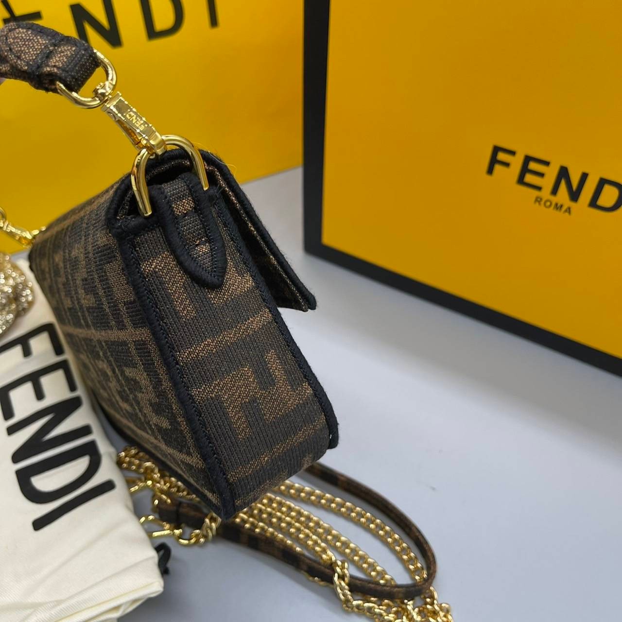 MINI || FENDI VINTAGE BAGUETTE SHOULDER BAG 2size ORI Grade ใช้งานต่างประเทศได้ กระเป๋าสะพายทอลายโมโนแกรม อะไหล่ทองหรูหรา มี 2 ขนาด ทนทาน มาพร้อมสาย 2 แบบ สำหรับคล้องแขน และสายครอสบอดี้ เปิด-ปิดด้วยกระดุมแม่เหล็ก ภายในเป็นช่องโล่ง ใส่โทรศัพท์ พร้อมเสิร์ฟค