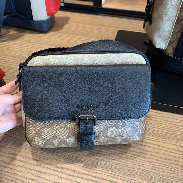 COACH C6080 HUDSON CROSSBODY IN BLOCKED SIGNATURE CANVAS ยกความคูลมาให้หนุ่มๆถึงที่!! ไอเท็มเด็ดหายาก กระเป๋าสะพายข้างดีไซน์ตัดสี เท่ไม่ซ้ำ วัสดุหนังแคนวาสสลับหนัง pepble ทนทาน ใช้งานง่าย ด้วยฝาปิดแบบกระดุมแม่เหล็กด้านหน้า และซิปที่ช่องหลัก ใช้ของได้เลยแบ