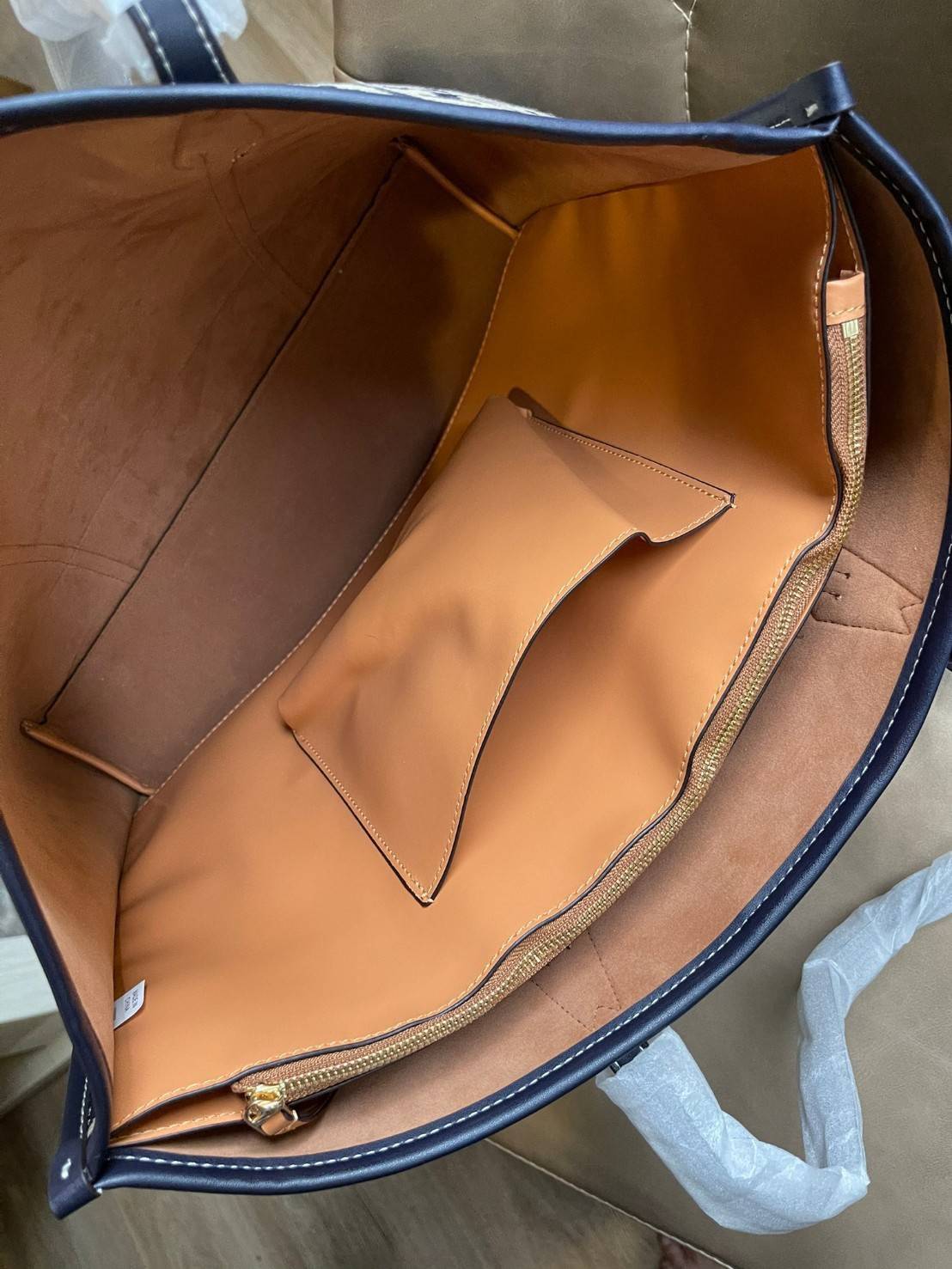 ของแท้ 💯% Tory burch perry monogram jacquard triple compartment tote ครั้งแรกกับลายโมโนแกรม ที่ได้รับแรงบันดาลใจมาจากโลโก้สุดคลาสสิกในกระเป๋าทรงtote bag T Monogram ที่ใช้การทอลายแบบแจ็กการ์ดสุดประณีต