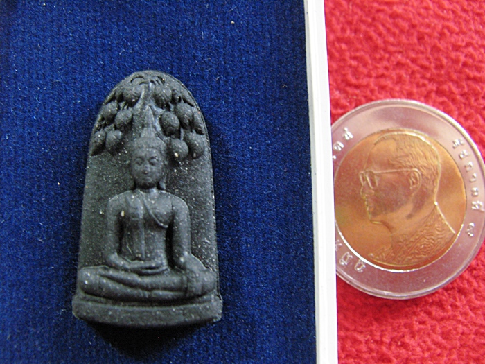 สินค้าหมดค่ะ พระรอดรุ่นแรก หลวงปู่พวง เนื้อว่านไพรดำ วัดน้ำพุสามัคคี จ.เพชรบูรณ์ พร้อมกล่องเดิมค่ะ