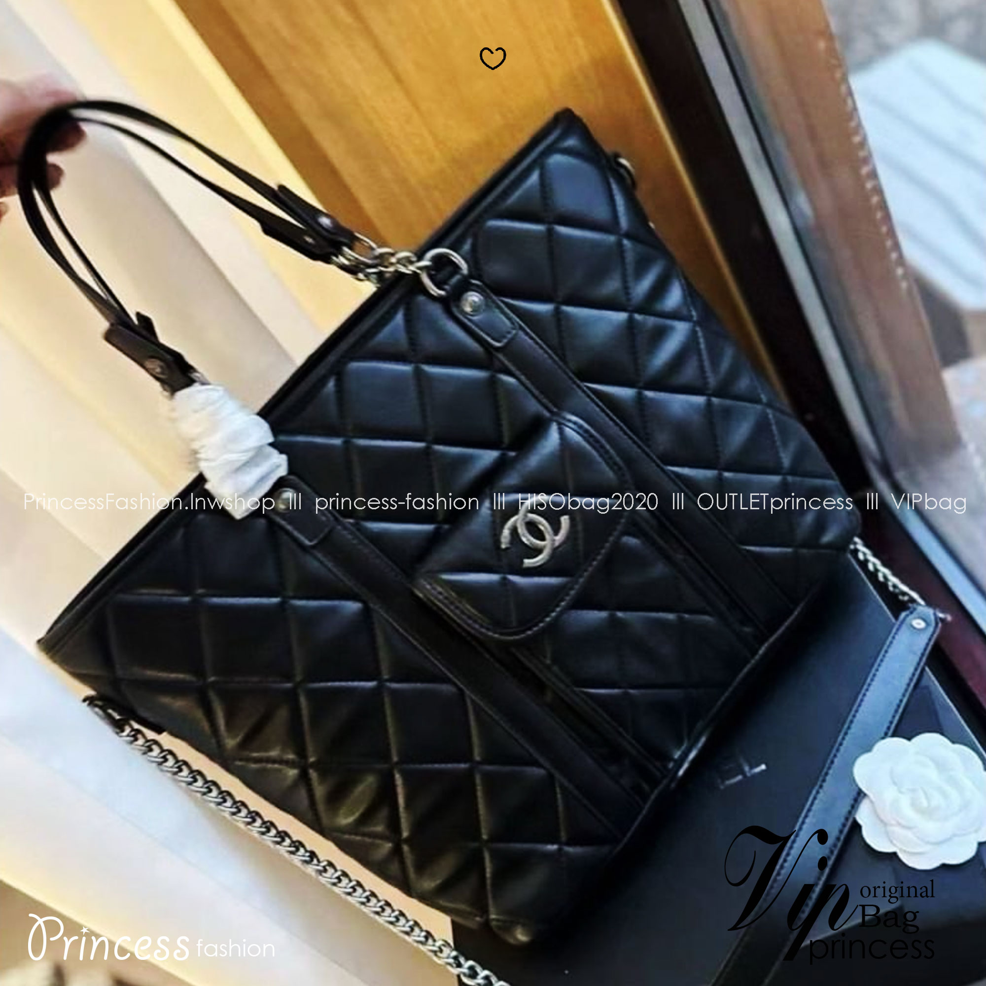 CHANEL Tote Leather Bag ต้อนรับเทศกาลท่องเที่ยวช่วงปีใหม่นี้ ใครมองหากระเป๋าสะพายไปเที่ยว ใบนี้น้องตอบโจทย์แน่นอน กับกระเป๋าทรงโท้ทสีดำคลาสสิก ดีไซน์โทนสีที่ใช้ได้กับทุกโอกาส