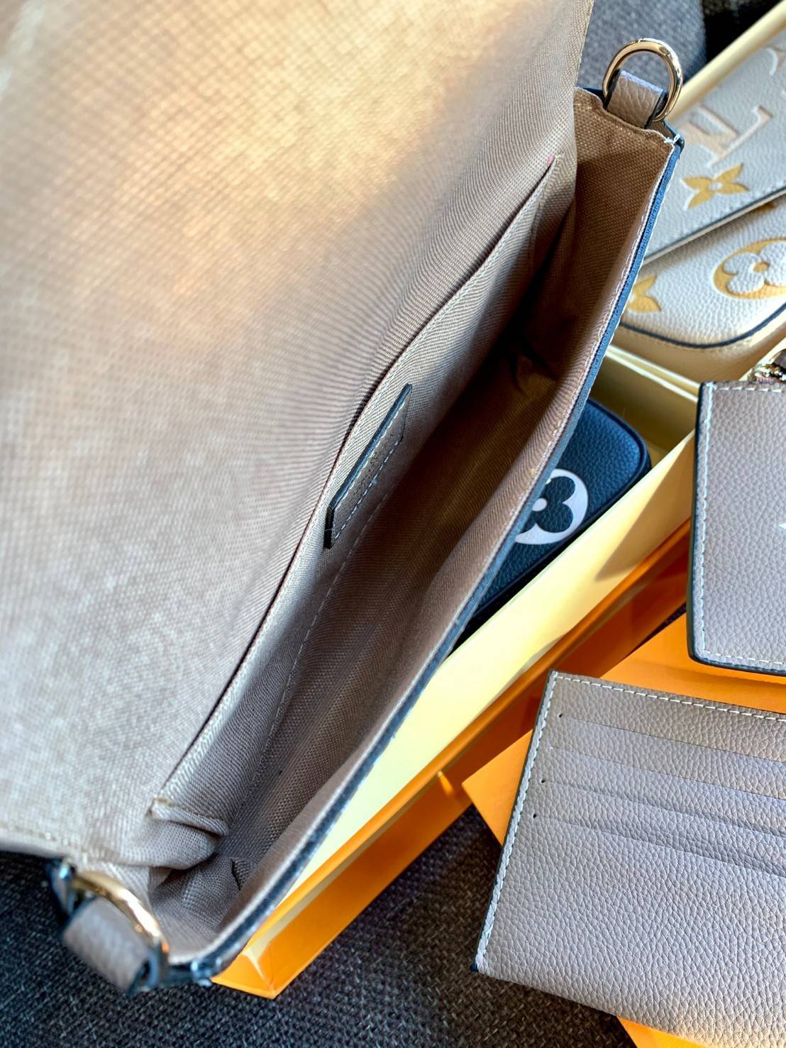 VIP 】Louis Vuitton Pochette Felicie ใบจริงหนังสวยมากๆค่า! ✔️กระเป๋าแบบคลัท มีสายสะพายโซ่มาให้ด้วยค่ะ ✔️หนังแกะสังเคราะห์อย่างดี ลายหนังสวย ปั้มลายแบรนด์ทั้งใบ ✔️รุ่นนี้มาพร้อมกระเป๋าเล็ก สำหรับใส่บัตรได้1ใบ//ใส่ธนบัตรแบบมีซิปรูดอีก1ใบ