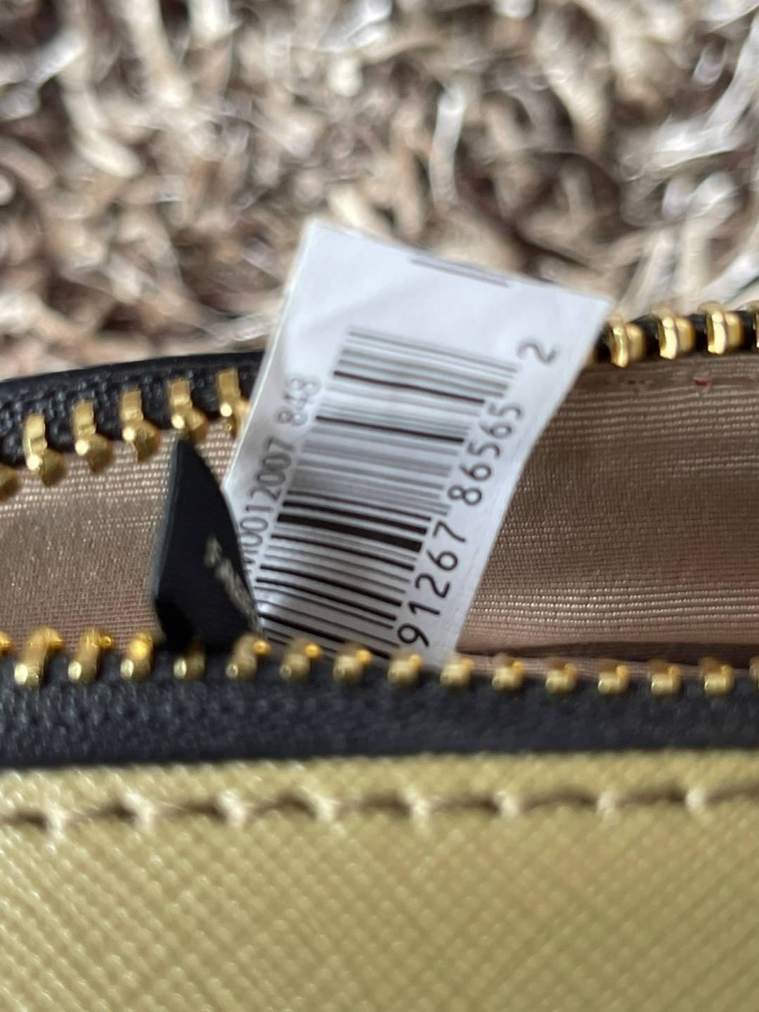 Marc Jacobs Snapshot Bag กระเป๋าแบรนด์ดังจากสัญชาติอเมริกัน นับได้ว่ารุ่นนี้เป็นรุ่นทรงฮิตเลยทีเดียว โดยด้านหน้ากระเป๋าจะเป็นโลโก้แบบโลหะที่เป็นสัญลักษณ์ของแบรนด์นี้ มาพร้อมสายสะพายที่จะสะพายยังไงก็ดูโดดเด่น เพราะขนาดใหญ่ที่สกรีนตัวอักษรโลโก้ ในรูปแบบต่าง