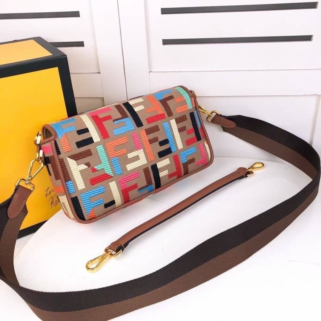 หนังแท้ Fendi Baguette Multicolour bag in canvas with FF monogram medium กระเป๋าสะพายอันเป็นเอกลักษณ์ งานหนังแท้พร้อมทอลายนูน FF ที่มีการปักแบบทูโทน ตัดแต่งด้วยหนังและประดับด้วยตัวล็อค FF มาพร้อมสาย 2 แบบ สำหรับคล้องแขน และสายครอสบอดี้สีทูโทน ภายในเป็นช่อ