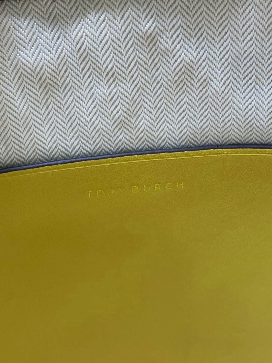 TORY BURCH T Monogram Straw Bucket Bag สีใหม่ โทนเหลืองทอง สวยหรู พร้อมเสิร์ฟความสวยให้ถึงบ้านแล้วน้า กระเป๋าบัคเก็ตทรงยอดนิยม ดีไซน์ใหม่ล่าสุด ยูนีคไม่เหมือนใคร ลายสานเต็มใบ พร้อมปักโลโก้เอกลักษณ์ โดดเด่น งานฝีมือมากๆ