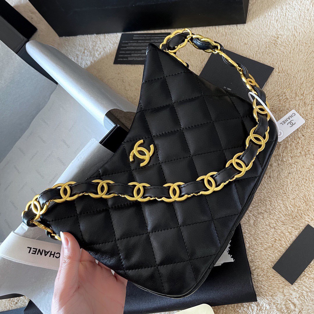Chanel Hobo Handbag รุ่นใหม่ล่าสุด ทรงที่สาวๆรอคอย CHANEL LEATHER BAG ทรงสวยเรียบหรู เนื้อหนาดีมาก อะไหล่ทองวินเทจ ประดับโลโก้แบรนด์สุดหรู