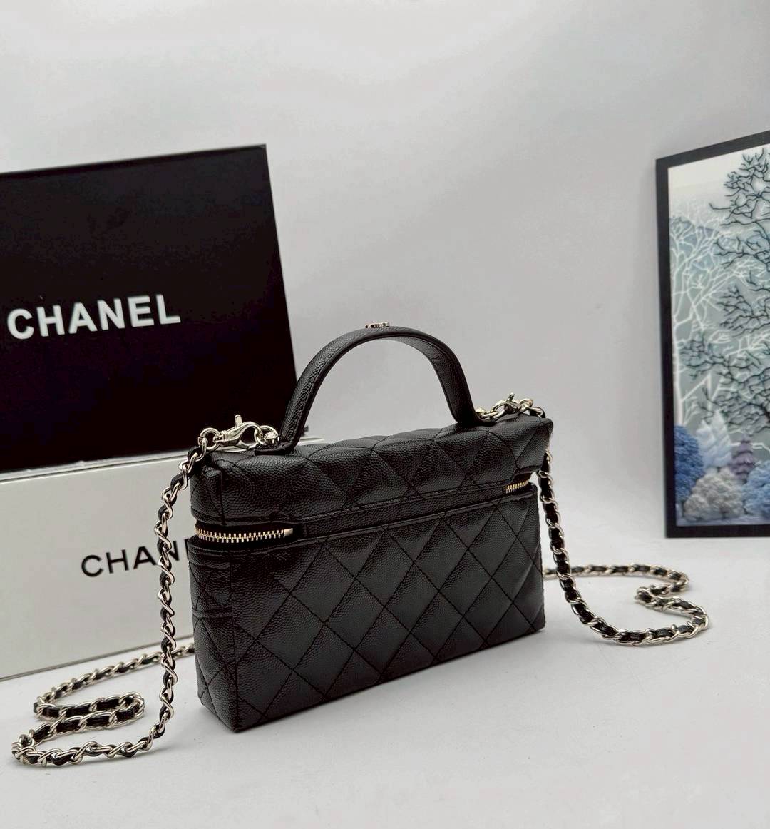 CHANEL Long Vanity With Chain วานิตี้รุ่นใหม่ล่าสุด พลาดไม่ได้เลยกับคอลสุดแซ่บ ดีไซน์ใหม่รูปทรงคลาสสิค หูจับแต่งโลโก้สวยหรู สายสะพายข้างเป็นโซ่ถอดได้ ได้ทุกวันอย่างคล่องตัว