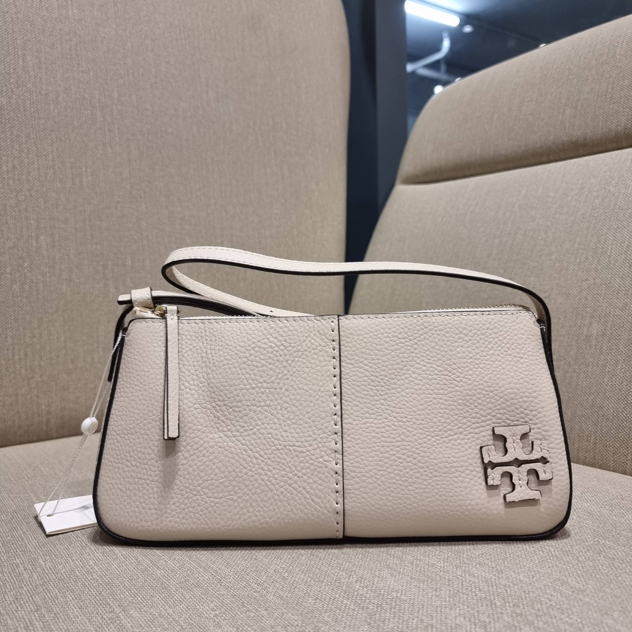 TORY BURCH MCGRAW WEDGE กระเป๋าสะพายไหล่ ทรงสวยไม่ซ้ำ ไม่เกร่อ!! สะดวกใช้งาน ดีไซน์เรียบแต่แฝงความหรู และคลาสสิคในตัว วัสดุหนังลูกวัว สัมผัสดี สวยคม เปิด-ปิดด้วยซิป ภายในเป็นช่องโล่ง มีช่องย่อยเก็บบัตร มาพร้อมสายสะพายในตัว ปรับได้อีกเล็กน้อย ไอเท็มนี้เหมา