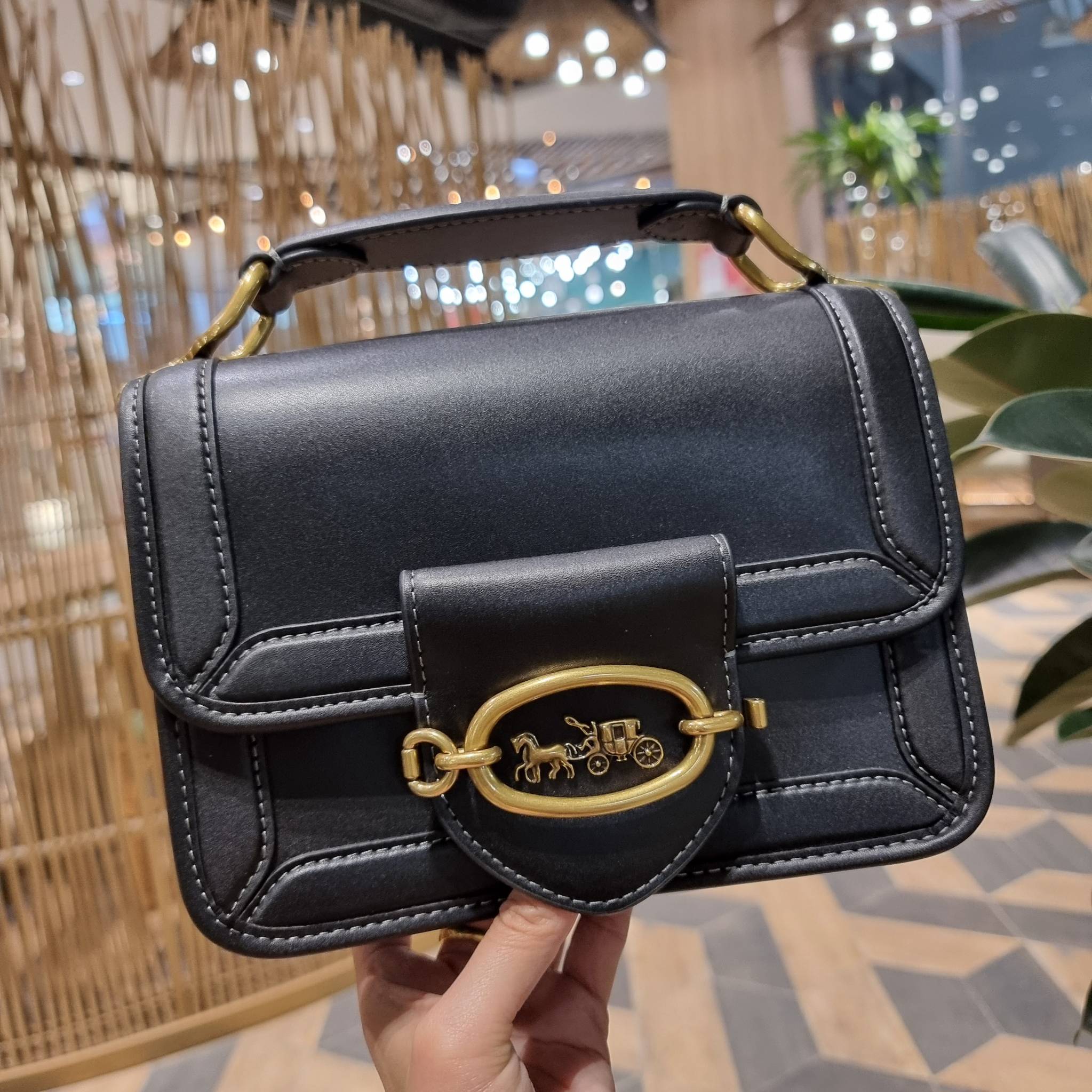COACH C8449 HERO SHOULDER BAG / COACH C8450 HERO SHOULDER BAG IN SIGNATURE CANVAS ดีไซน์ใหม่ล่าสุด ที่มาพร้อมความหรูยกระดับ กระเป๋าถือ/สะพายข้าง ออกแบบทรงสวย คลาสสิค ขนาดกำลังพอดี ไม่ว่าจะถือ หรือสะพายสายครอส ก็ดูดีแบบไม่ต้องแต่งเติม วัสดุหนังแท้เต็มใบ ฝา