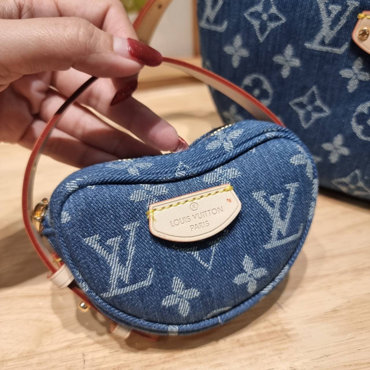 LV croissant denim bag กระเป๋าทรงครัวซองต์ ใหม่ล่าสุด สวยชิค ฉ่ำก่อนใคร ด้วยดีไซน์สุดเก๋แบบทำถึง เพิ่มดีเทลน่าใช้ด้วยใบลูก ที่แยกออกมาใช้ได้
