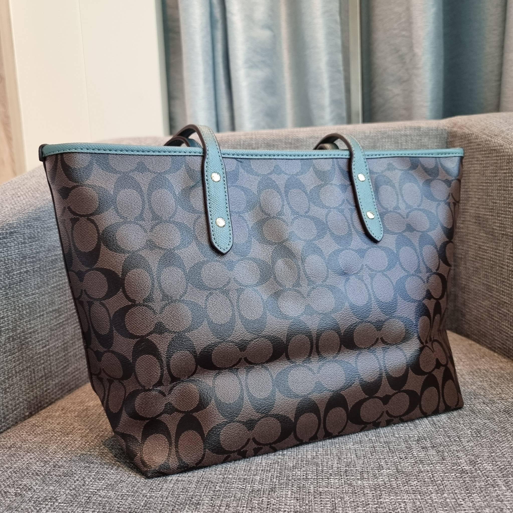 OUTLET 】COACH F58292 CITY ZIP TOTE IN SIGNATURE 16" รุ่นขายดี!! ไซส์ใหญ่ สีสวยมาให้แบบจัดเต็ม!! กระเป๋าถือทรงโท้ทใบใหญ่ สวยน่าใช้ทุกสี สะพายคล้องไหล่ได้เก๋ๆ จุของแน่นๆไปเลยจ้า!! วัสดุหนังแคนวาสคุณภาพ ปากกระเป๋าเปิด-ปิดด้วยซิป กันของหล่นได้ ถือไปไหนก็