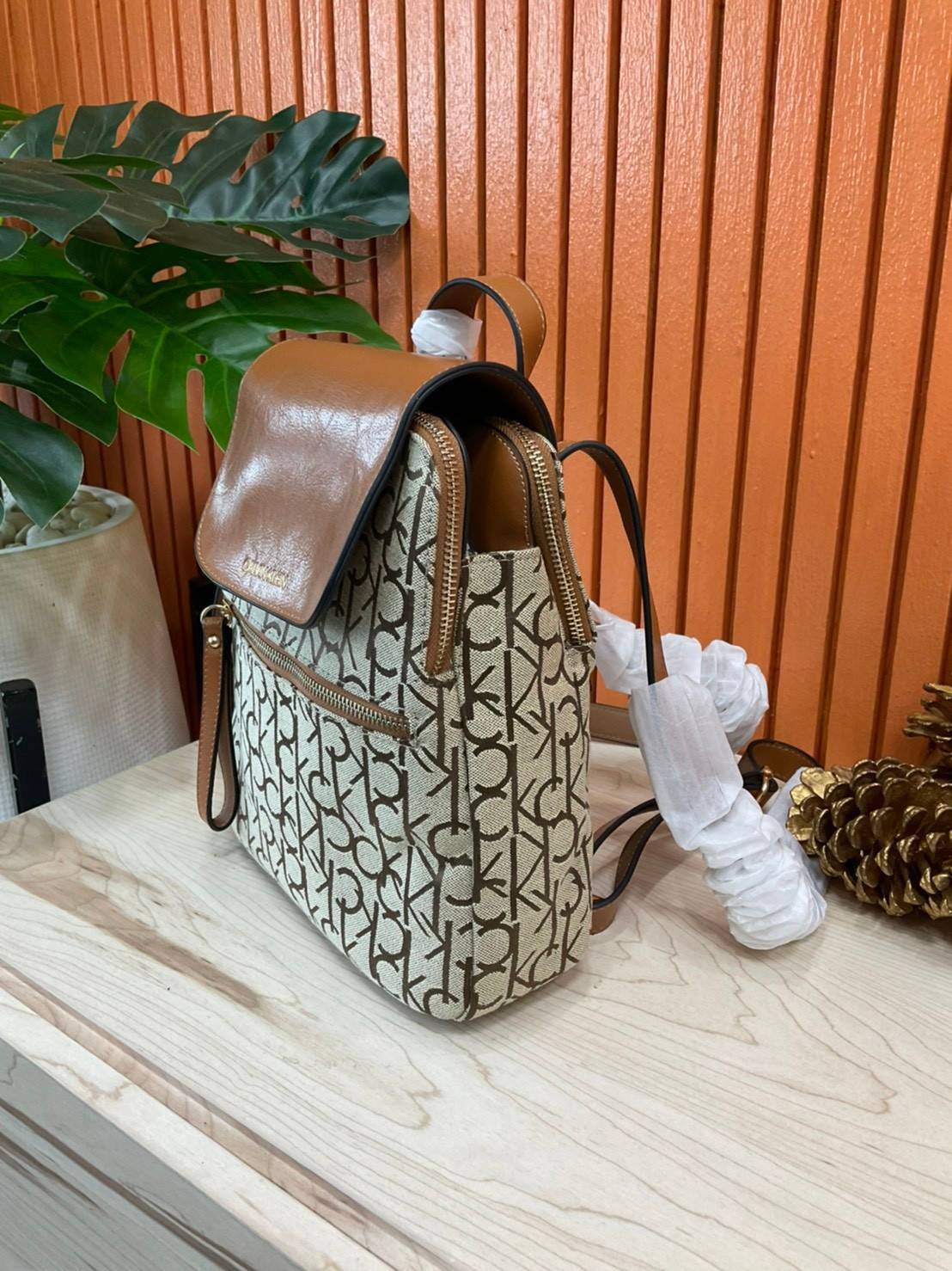 ของแท้ 💯% Elaine Calvin Klein Monogram Small Backpack 💕ของมันต้องมี สวยหรูดูแพงมาก สำหรับรุ่นนี้ และมีฟังชั่นช่องการใช้งานที่มากที่สุด!!! 💕 กระเป๋าสะพายเป้รุ่นใหม่ชนช้อป รุ่นยอดนิยม