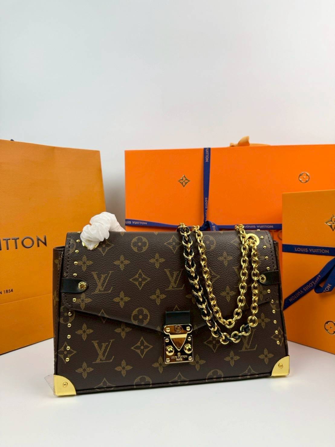 ORI หนังแท้ | LV Trunkie bag กระเป๋าสะพายรุ่นใหม่ ดีไซน์ร่วมสมัยโดดเด่นด้วยมุมโลหะ เฉลิมฉลองเอกลักษณ์ที่สืบทอดมาอย่างยาวนาน ผสานฟังก์ชันการใช้งานเข้ากับความหรูหรา Monogram แคนวาสตกแต่งหมุดสีทอง