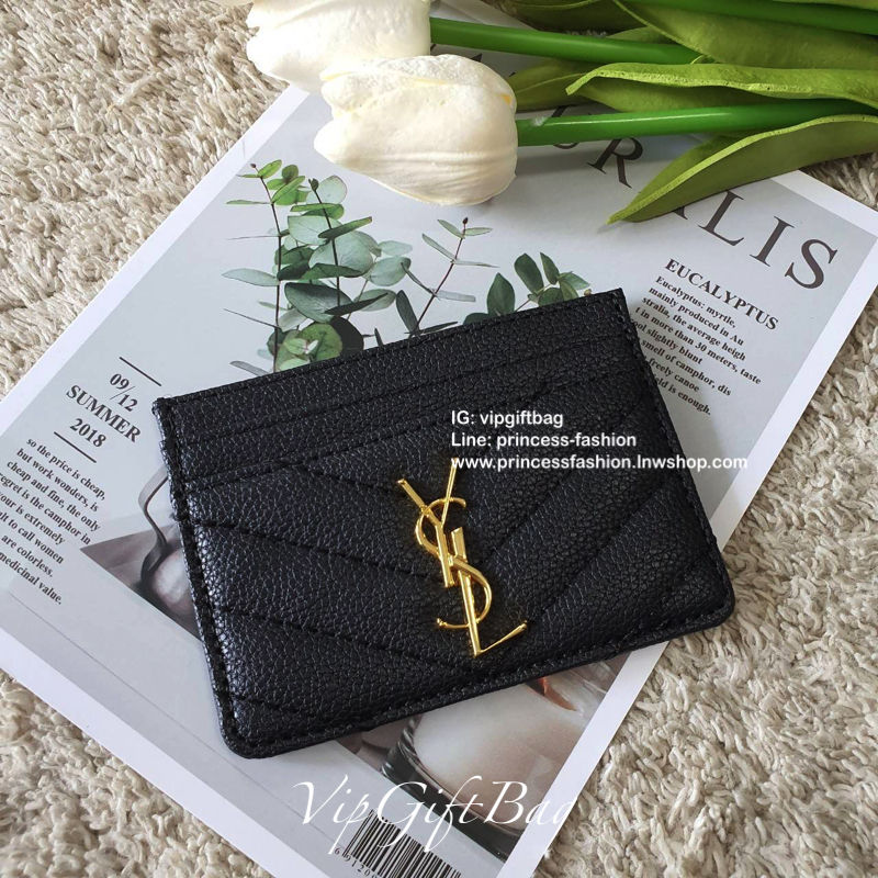 งานหรูเว่อวัง พร้อมส่งคะ YSL card holder in Black(GWP) 💳 จากพรีเมี่ยมกิ้ฟแบรนด์หรูอย่าง YSL ดีไซน์สวยเก๋ หนังคาเวียร์dด้าน ประดับ Logo brand อะไหล่ทอง *ขนาดกำลังน่ารัก ใส่บัตรได้ถึง 5 ใบ พกพาสะดวก จะซื้อไว้ใส่บัตรใบหรู หรือซื้อให้เป็นของขวัญ ก็ควร