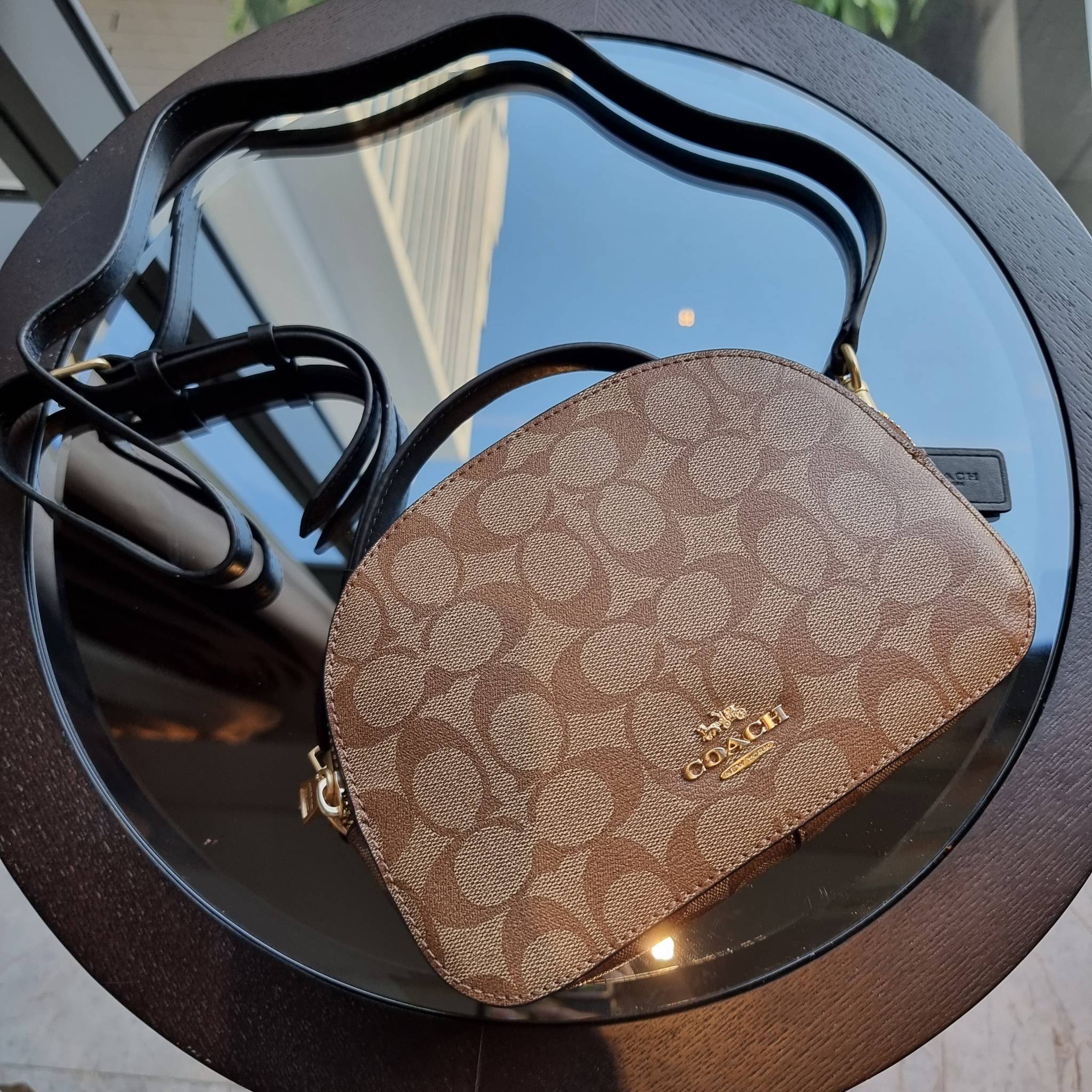 OUTLET 】COACH 1591 SERENA SATCHEL IN SIGNATURE CANVAS กระเป๋าสะพายคอลเลคชั่นยอดฮิต ดีไซน์ลุคผู้ดี ต้องยกให้น้องใบนี้เลย!! จัดสีขายดี สีลุคคุณหนูมาให้ สวยตาแตก!! วัสดุหนังแคนวาส เปิด-ปิดด้วยซิป 2 ช่องหลัก ภายในเป็นช่องโล่ง เก็บของได้แบบสบายๆ ใส่มือถือได้ทุ
