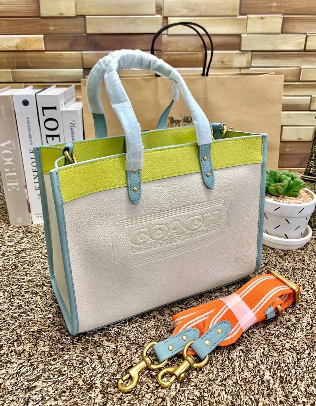 COACH FIELD TOTE 30 IN COLORBLOCK WITH COACH BADGE ((C0777)) พร้อมส่งอีกครั้ง! ไม่มีสักใบยังไงไหว สีคือผู้ดี แจ่มใส ละมุนตา ไม่ฉูดฉาด แถมคุณภาพเต็ม100 เหมือนเดิมเลยค่ะ! กระเป๋าทรงTote ใบใหญ่ หนังแท้อย่างดี ลายหนังสวยมากๆ หลงรักแน่นอน คอนเฟิร์มค่าา! สีที่ใ