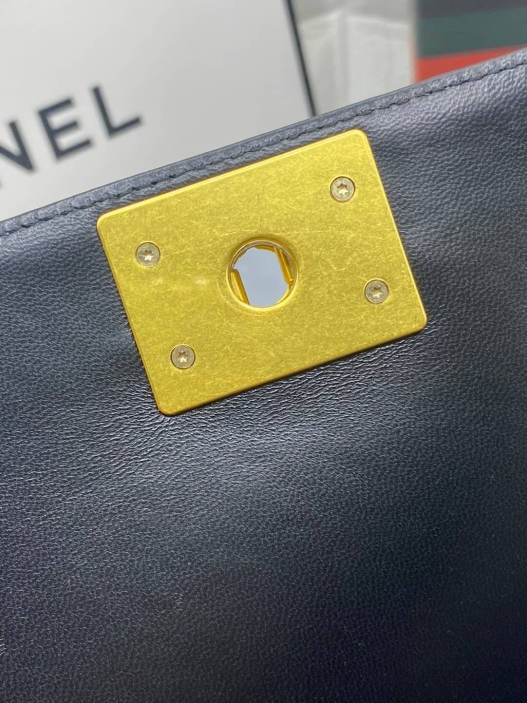 หนังแท้ CHANEL BOY 10" หนังเรียบ อะไหล่เงิน/ทอง พร้อมส่งที่ไทย หนังลูกวัวแท้ อะไหล่โลหะสีรูทีเนียม สวยคลาสสิกทุกยุคสมัย เกรดออริจินอล 1:1 ภาพสินค้าถ่ายจากงานขายจริง ใช้งานต่างประเทศได้