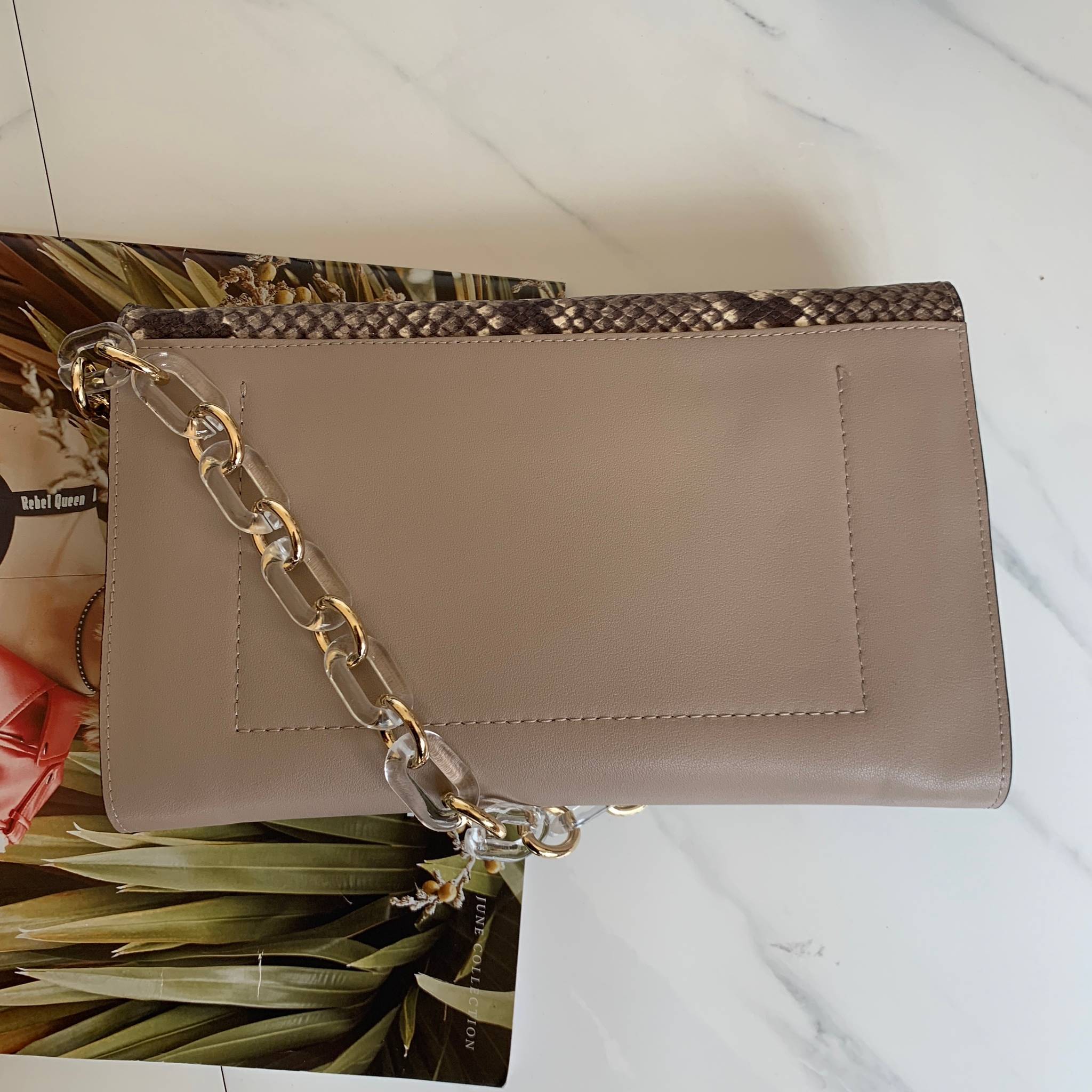 คลัชมาใหม่ สัปดาห์นี้ค่า ‘ Stair ‘ Clutch bag ✔️รอบนี้เข้าเพิ่มอีก 5 ลายเลยน๊า หลังจากปล่อยคอลเลคชั่นแรกออกไปแล้วได้รับความนิยมมากๆ รอบนี้จัดเฉดสีกลางๆ ให้แมทช์ง่ายกับชุดด้วยค่า **หนังวัวแท้ค่า