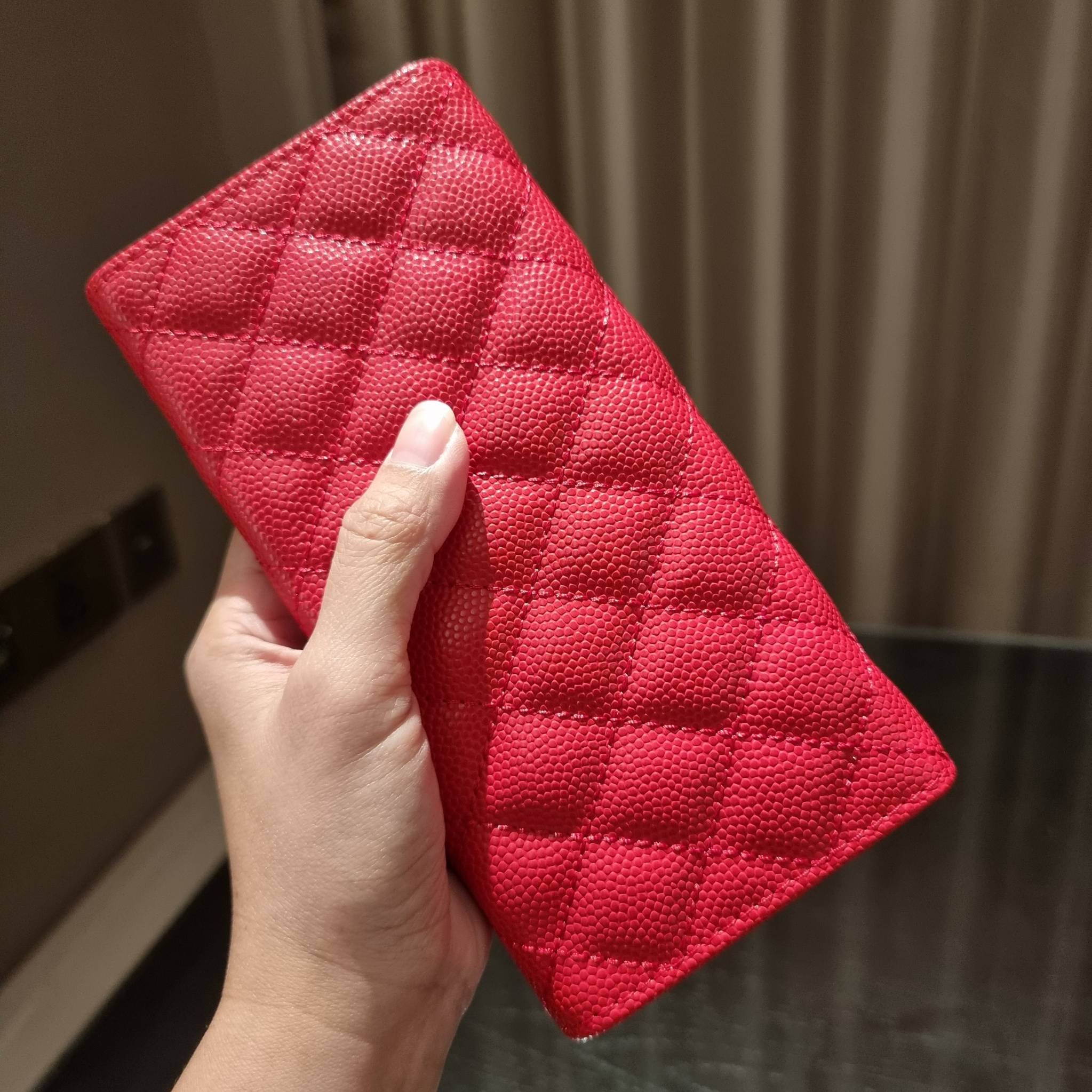 VIP 】กระเป๋าสตางค์ใบยาวรุ่นฝาพับที่ถามหากันมากที่สุด!! สวยรับทรัพย์จาก Chanel วัสดุหนังลายคาร์เวีย ลุคผู้ดีที่สุด เปิด-ปิดด้วยกระดุมแม่เหล็ก ภายในกระเป๋ามีช่องใส่บัตรได้เยอะ ใส่ธนบัตร ใส่เหรียญได้ มีช่องซิปแยกอีกหนึ่งช่อง ดีไซน์เรียบหรูดูคลาสสิค!! สาวๆห้า