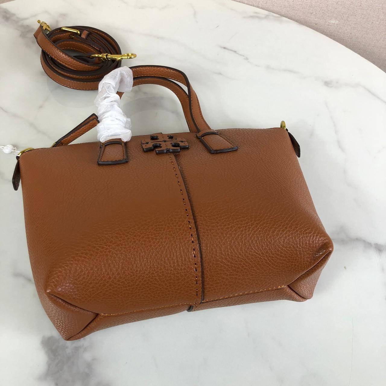 ของแท้ 💯% กระเป๋าถือ หรือสะพาย TORY BURCH เปิด - ปิดกระเป๋าด้วยซิป ด้านในมีช่องซิป 1 ช่องและช่องใส่ของ 2 ช่อง มาพร้อมสายสะพายยาว สามารถถอดและปรับระดับได้ 3 ระดับค่ะ