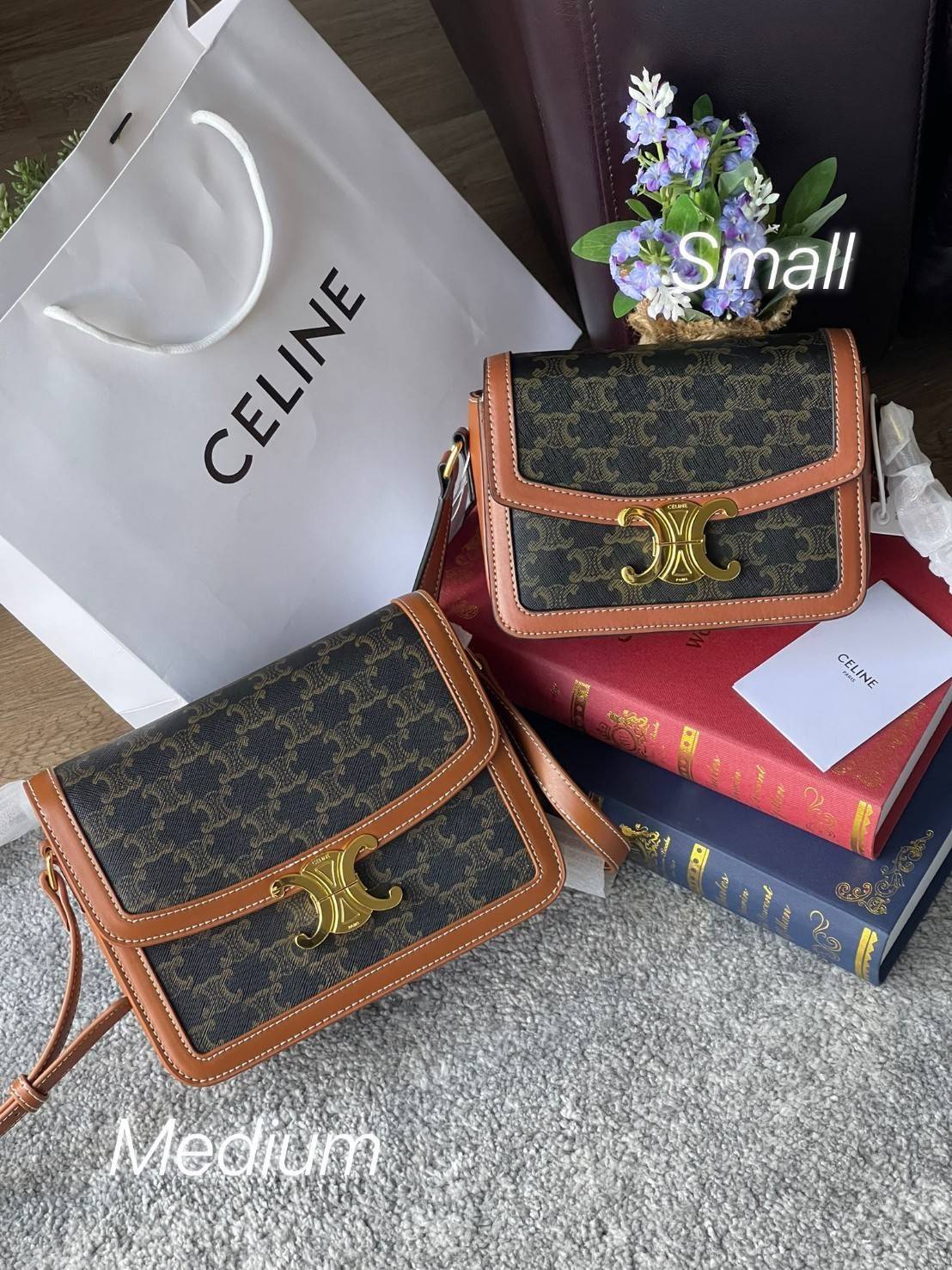 VIP 】Celine TEEN MEDIUM TRIOMPHE BAG IN TRIOMPHE CANVAS สาวๆที่กำลังมองหากระเป๋าน่ารักเอาไว้ใช้ในวันสบาย ๆ แต่ไม่รู้เลือกกระเป๋า Celine รุ่นไหนดี แนะนำรุ่นนี้เลยคะ เป็นกระเป๋าสะพายข้างขนาดกำลังดี สวยแบบคลาสสิก หรูหราด้วยแคนวาสเคลือบลาย Triomphe อีกทั้งยัง