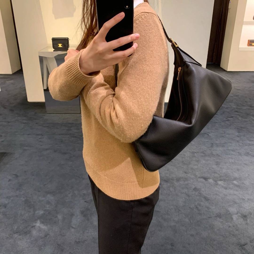 ทรงยอดฮิตที่สุด **หนังนิ่มมือมาก กับ CELINE ROMY VIP GIFT WITH PURCHASE (GWP) กระเป๋าสะพายไหล่ทรงเป็กเอกลักษณ์ เปิดปิดด้วยซิป จุของได้เยอะคะ Ipad mini เครื่องสำอางค์ เหมาะสำหรับสาวๆ มากคะด้วยน้ำหนักที่เบาและใช้ได้หลายลุค มาพร้อมสายสะพาย2แบบ(ถอดเปลี่ยนได้)