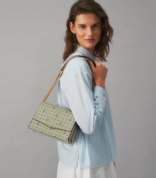 Tory Burch Robinson Printed Convertible Shoulder Bag กระเป๋าสุดคลาสสิค Collection นี้เหมาะกับสาว ๆ วัยรุ่นเป็นพิเศษ ด้วยโทนสีสดใสที่ทางแบรนด์ได้ดีไซน์ออกมาอย่างพิถีพิถัน สามารถตอบโจทย์สาว ๆ ที่มีคาแรคเตอร์หวาน สดใส และร่าเริงได้อย่างแท้จริงอีกทั้งลายโซ่ยั